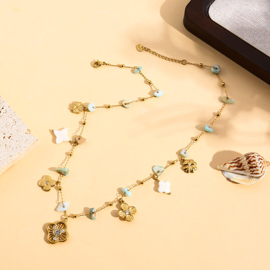 Collier doré à charms trèfles et pierres