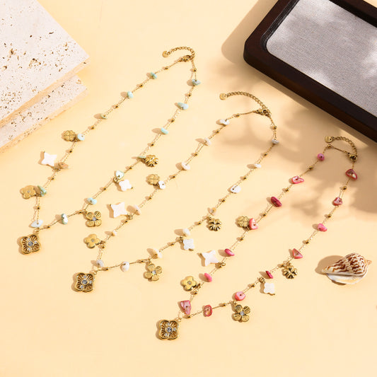 Collier doré à charms trèfles et pierres
