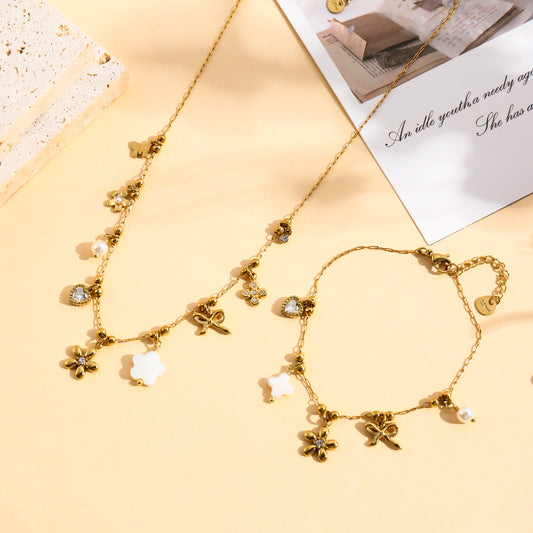 Collier fin doré à breloques fleur, nœud et cœur strassé