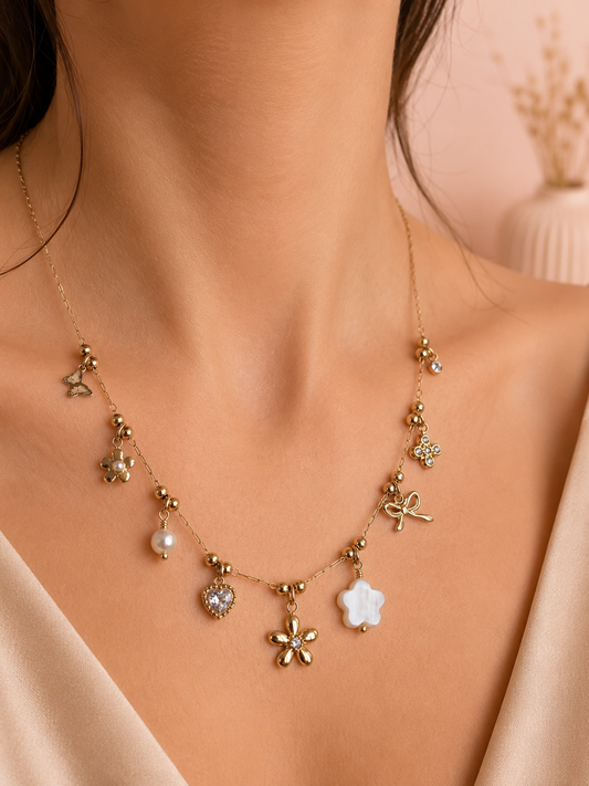 Collier fin doré à breloques fleur, nœud et cœur strassé