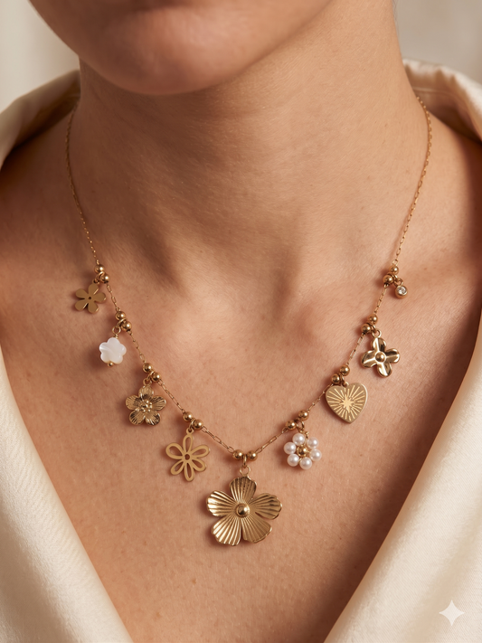 Collier doré à charms fleurs et cœur rayonnant