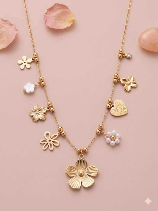 Collier doré à charms fleurs et cœur rayonnant