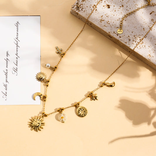 Collier doré à charms soleils et lunes