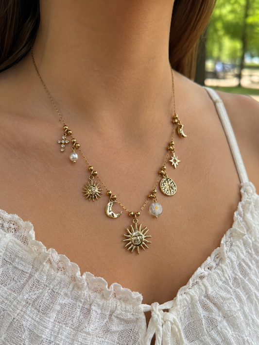 Collier doré à charms soleils et lunes