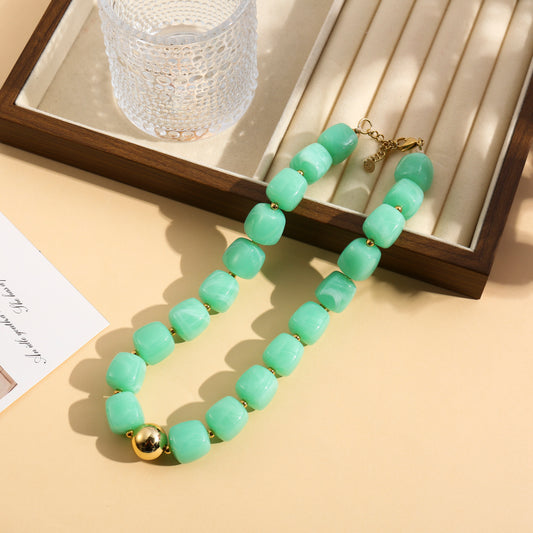 Collier doré perles en résine carrées et bille dorée