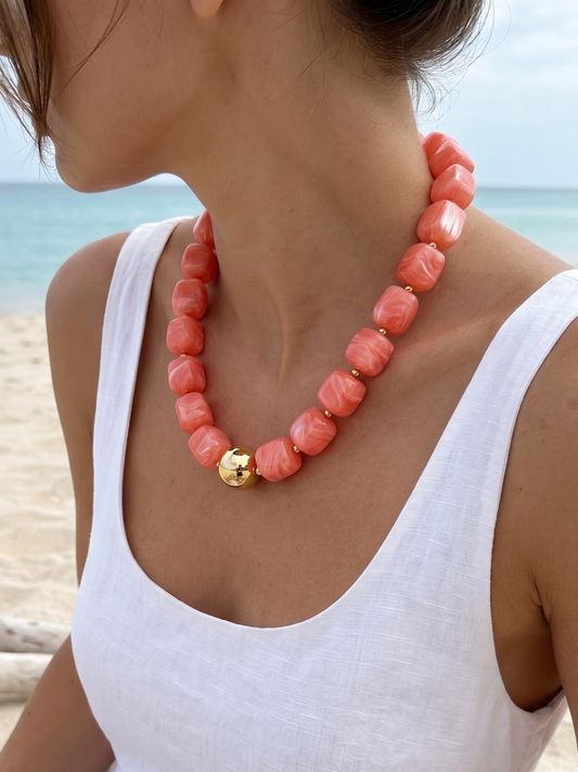 Collier doré perles en résine carrées et bille dorée
