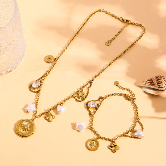 Collier doré à breloques médaillon étoile, cœur et fleur