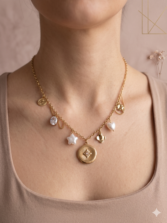 Collier doré à breloques médaillon étoile, cœur et fleur