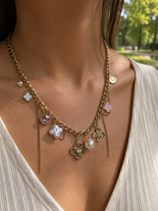 Collier doré à charms trèfles et strass rond
