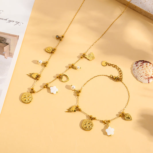 Collier doré à charms fleur, étoile nacrée, cœur et papillon