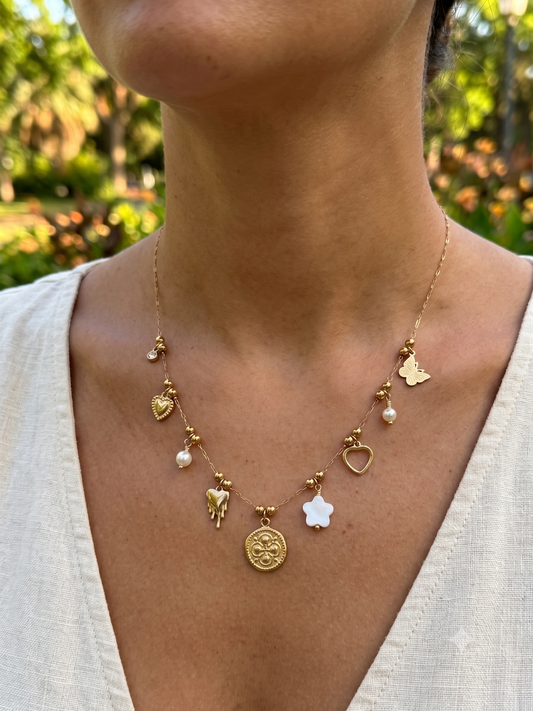 Collier doré à charms fleur, étoile nacrée, cœur et papillon