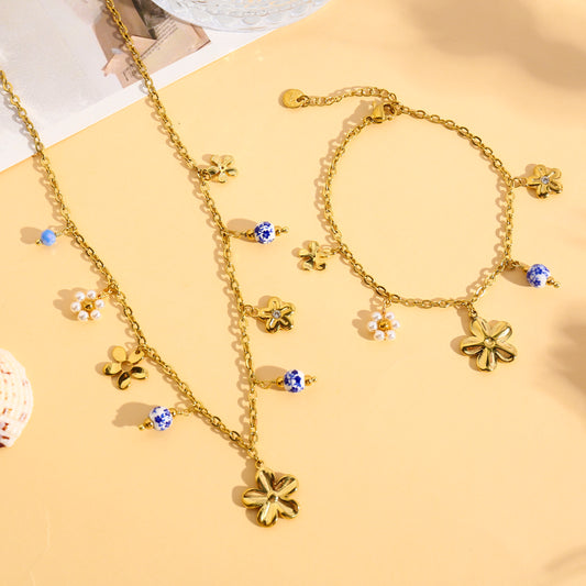 Collier fleurs et perles porcelaine doré