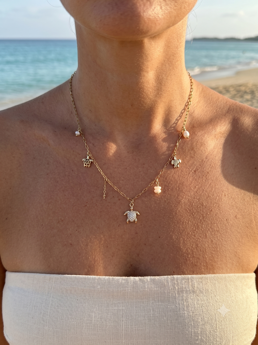 Collier doré à charms tortue strassée et perles blanches
