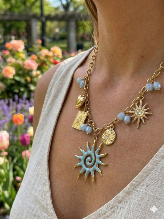 Collier doré charms soleil émaillé, cœur et perles