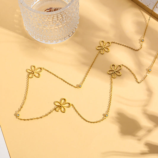 Collier sautoir long chaîne fine fleurs ajourées