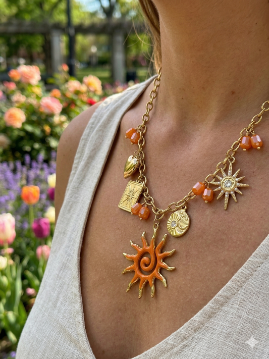 Collier doré charms soleil émaillé, cœur et perles