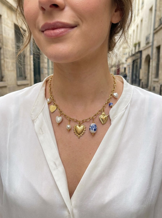 Collier doré chaîne à charms cœurs et boules porcelaines