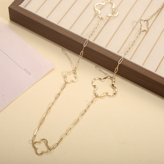 Collier sautoir long fleur martelé