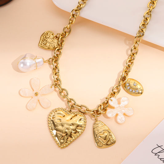 Collier dorée à breloques cœurs sculptés et fleurs en résine