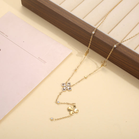 Collier chaîne trèfles ajourés et sertis