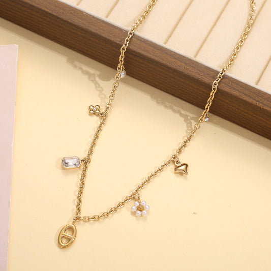 Collier doré breloques mixtes perle