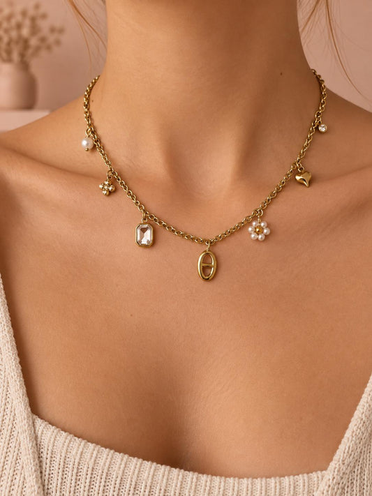 Collier doré breloques mixtes perle