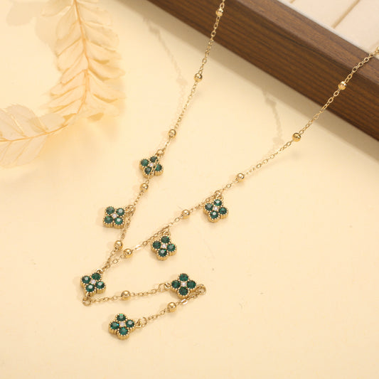 Collier fin en Y avec trèfle strass coloré