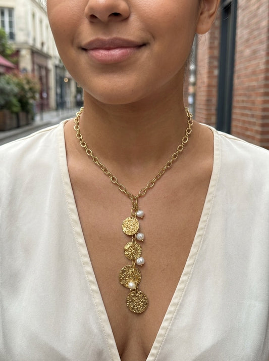 Collier doré en Y orné de plaques rondes martelées et de trois perles