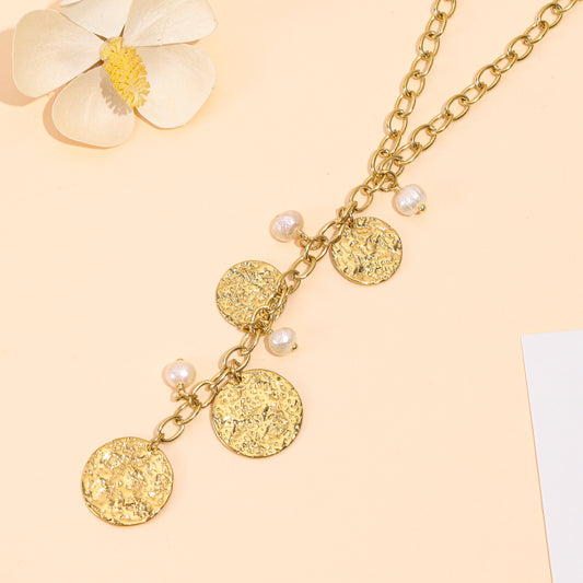 Collier doré en Y orné de plaques rondes martelées et de trois perles