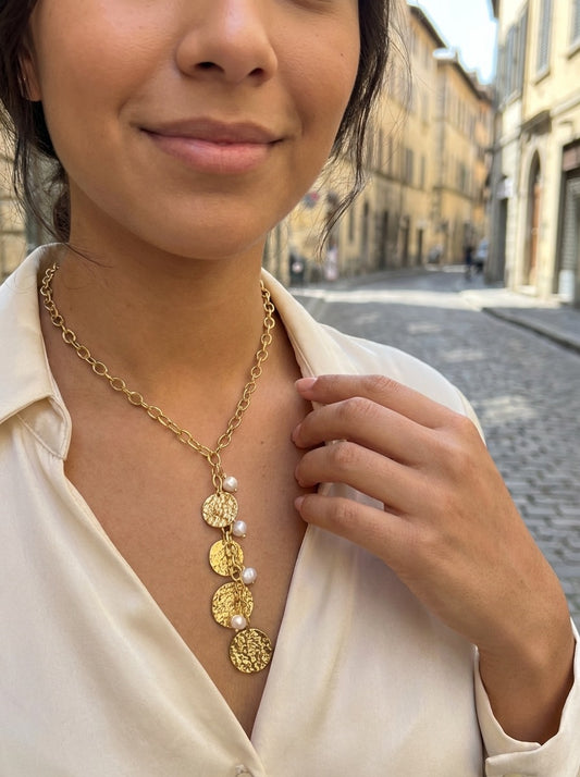 Collier doré en Y orné de plaques rondes martelées et de trois perles