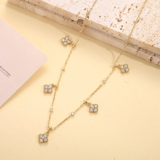 Collier fin avec trèfles strass breloques