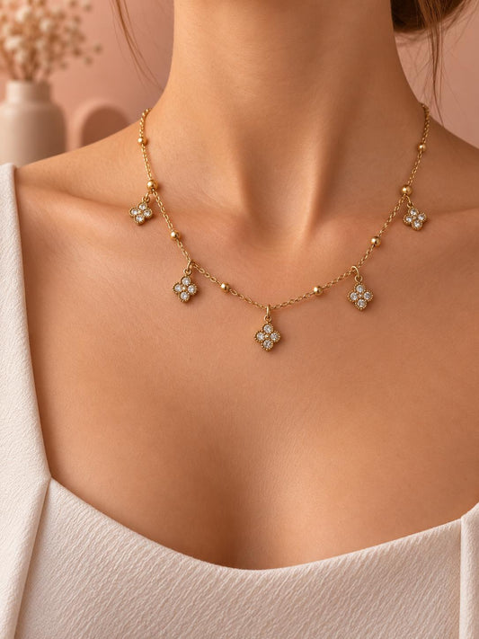 Collier fin avec trèfles strass breloques
