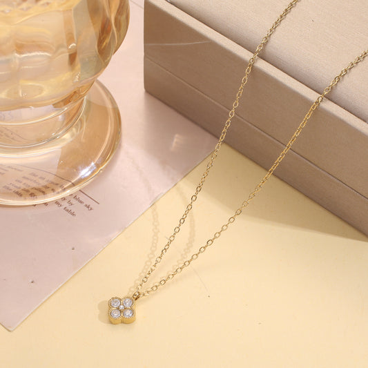 Collier doré avec pendentif fleur trèfle strass
