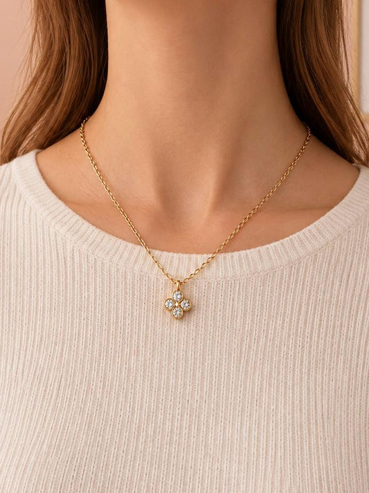 Collier doré avec pendentif fleur trèfle strass