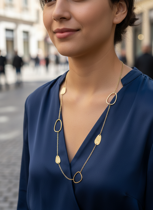 Collier sautoir maillons ovales et médailles texturées