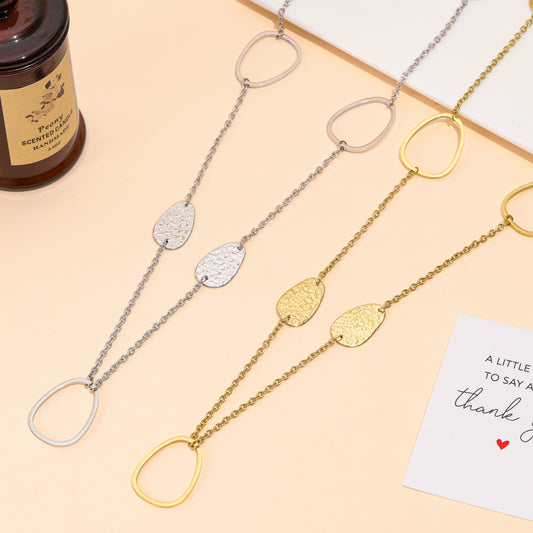 Collier sautoir maillons ovales et médailles texturées