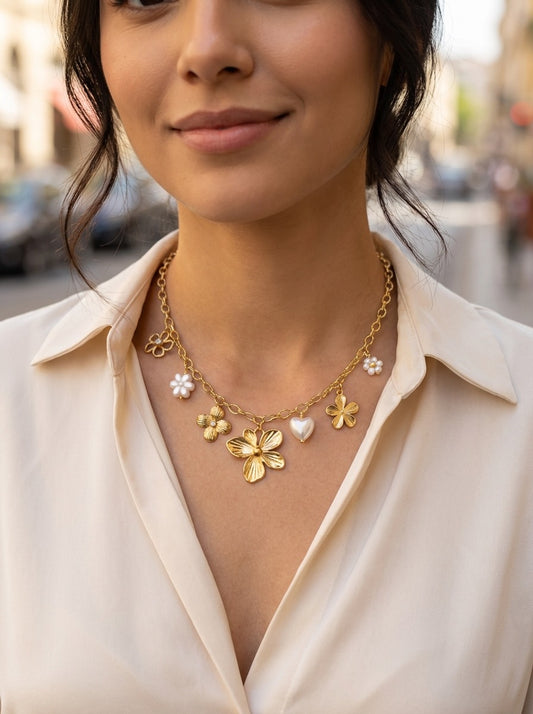 Collier doré multi-charms fleurs texturées et cœur nacré
