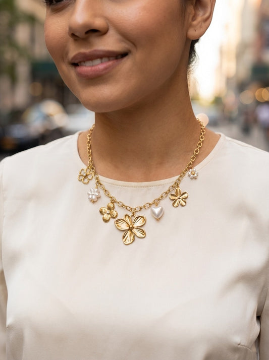 Collier doré multi-charms fleurs texturées et cœur nacré