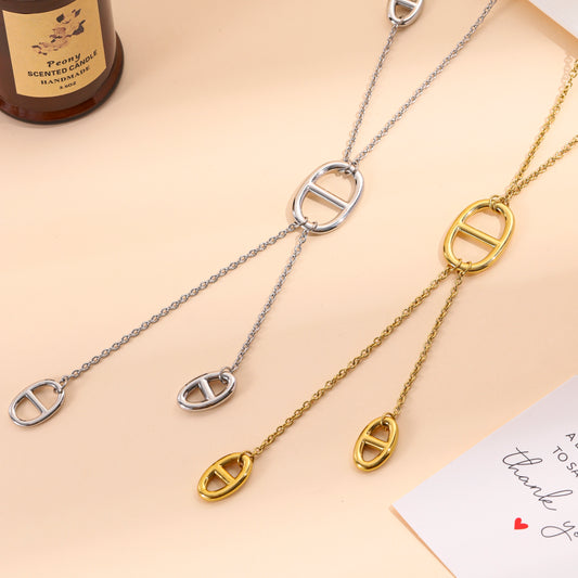 Collier sautoir en Y à maillons et pendants ovales.