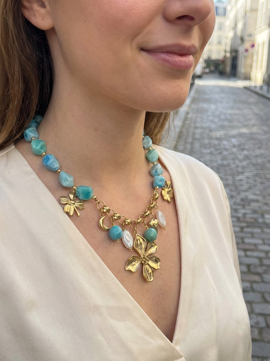 Collier à pierres résine et charms floraux