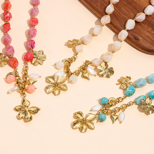 Collier à pierres résine et charms floraux