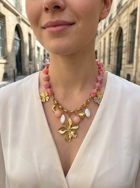 Collier à pierres résine et charms floraux