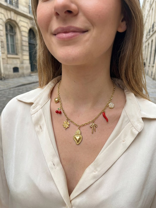 Collier doré fin à charms cœurs ex-voto et piment