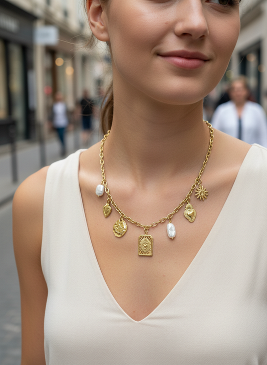 Collier doré talisman orné de cœurs sacrés ex-voto