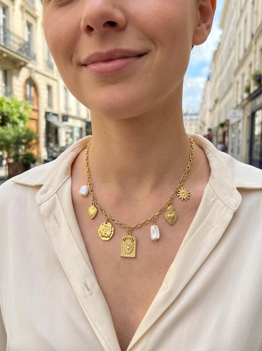 Collier doré talisman orné de cœurs sacrés ex-voto
