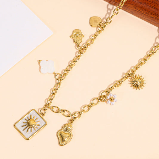 Collier doré à charms talismans et symboles protecteurs