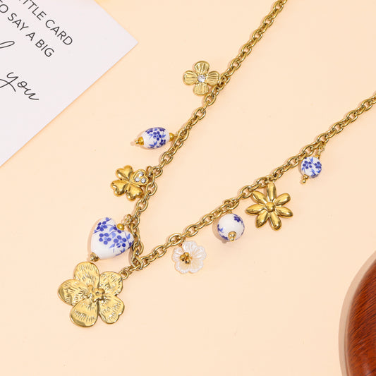 Collier doré à charms fleurs et bleu porcelaine