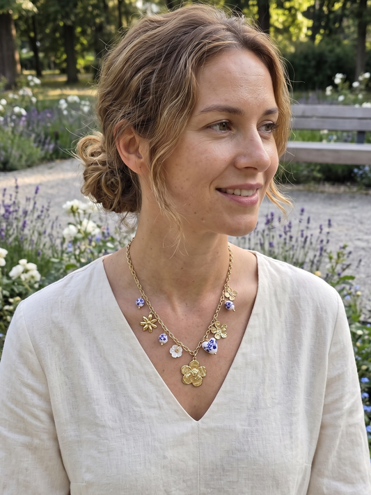 Collier doré à charms fleurs et bleu porcelaine