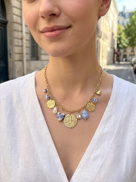 Collier doré plaques martelées et breloques en porcelaine
