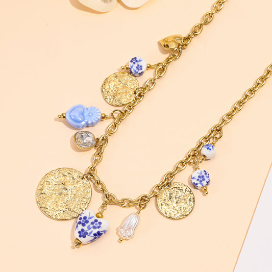 Collier doré plaques martelées et breloques en porcelaine